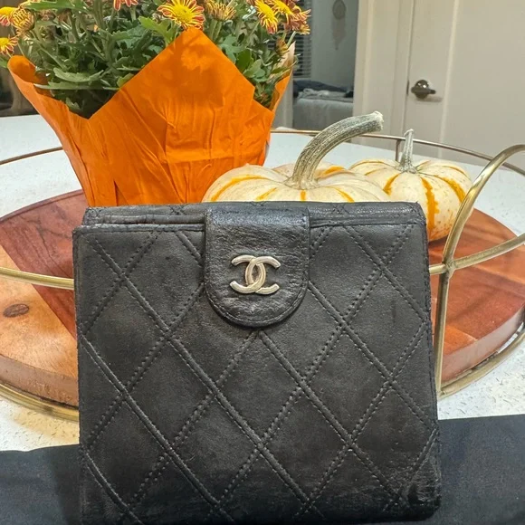 Authentic Vintage Chanel Black Quilted Lambskin Wallet - Picture 4 of 11